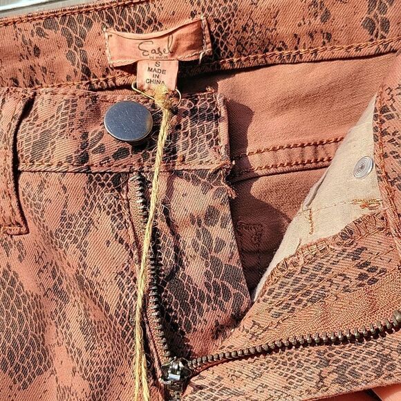 🦋 EASEL Distressed Skinny Jeans ANIMAL print size S (26) Jr's. - Picture 7 of 14